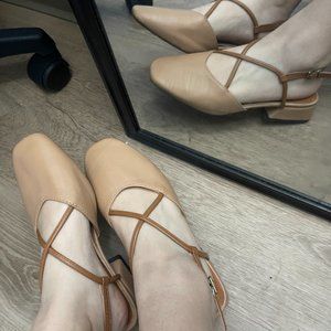 Closed toe sandals size W7 (37)